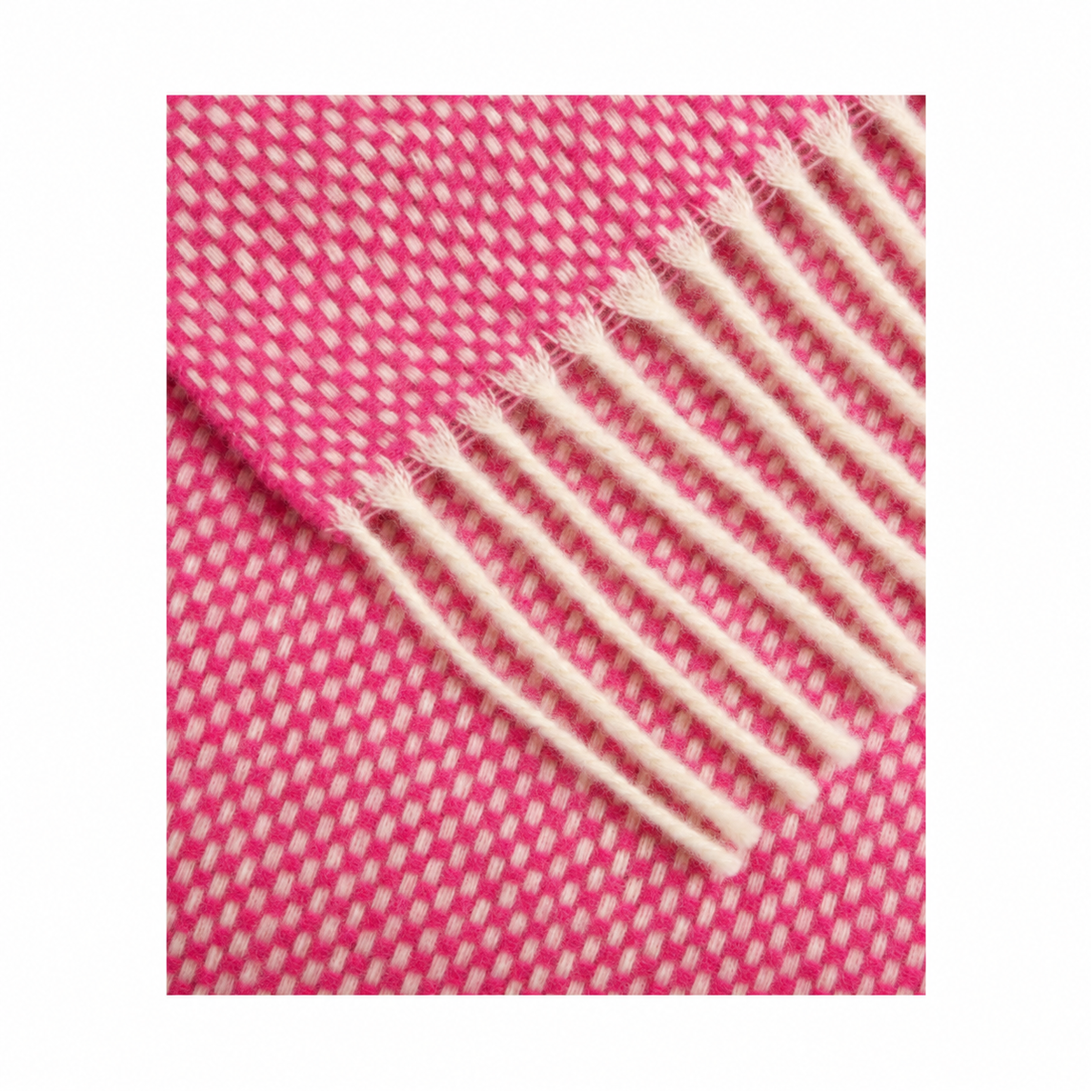 Dream throw Fuxia, recycled wool and cashmere checker weave detail